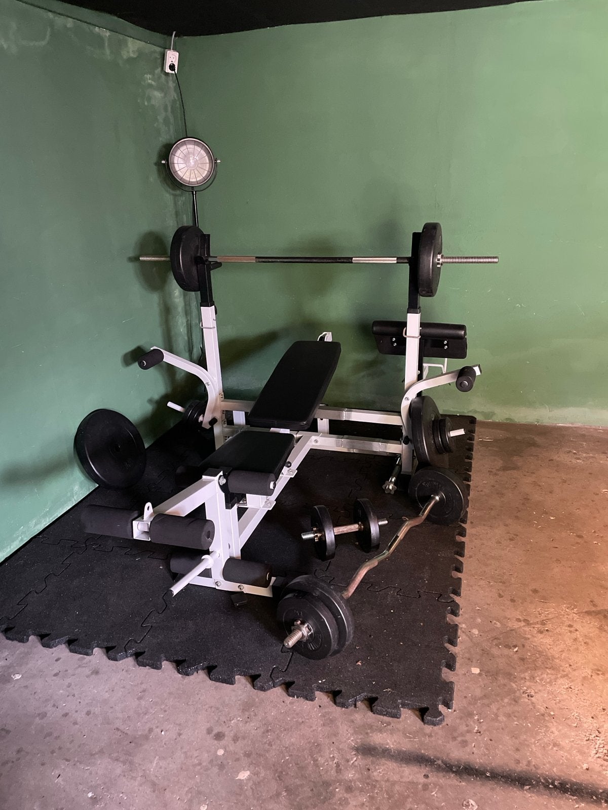 Krachtstation met halterbank en gewichten, Sport en Fitness, Fitnessapparatuur, Ophalen, Gebruikt, Krachtstation, Armen