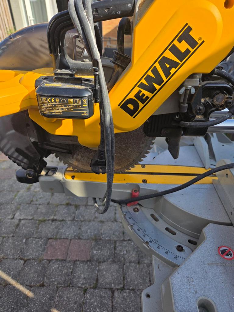 Dewalt afkortzaag met onderstel, Doe-het-zelf en Verbouw, Gereedschap | Zaagmachines, Ophalen, 1200 watt of meer, Afkortzaag, 70 mm of meer