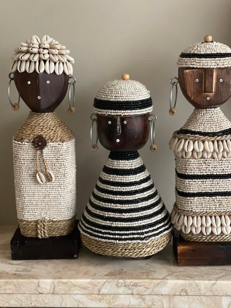 Unieke namji pop, Houten Figuur met Schelpen en Kralen, Verzenden