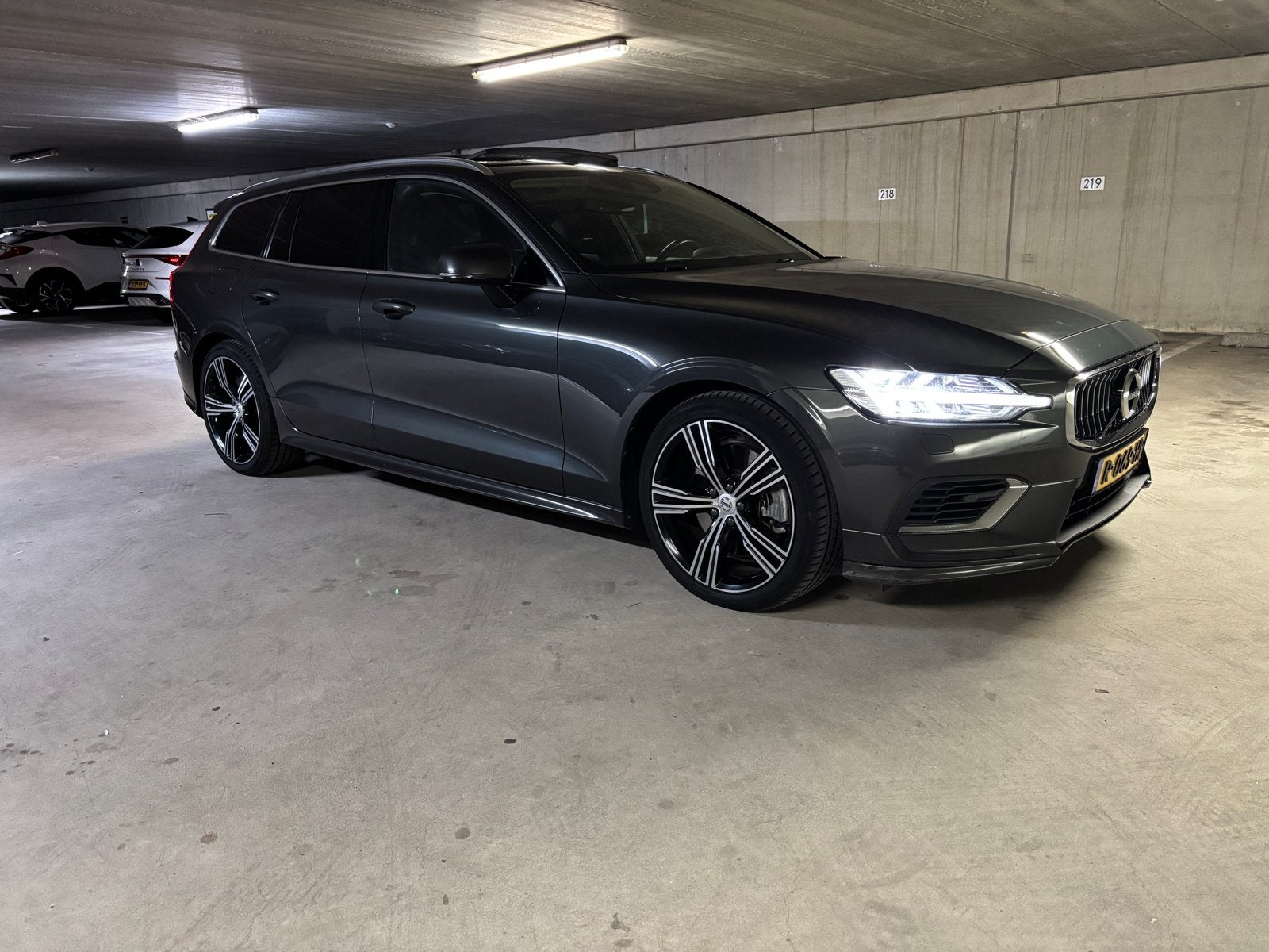 Volvo V60 T8 Twin Engine 390pk AWD Geartronic 2020 Grijs, Auto's, Volvo, Automaat, Vierwielaandrijving, 129 €/maand, 303 pk