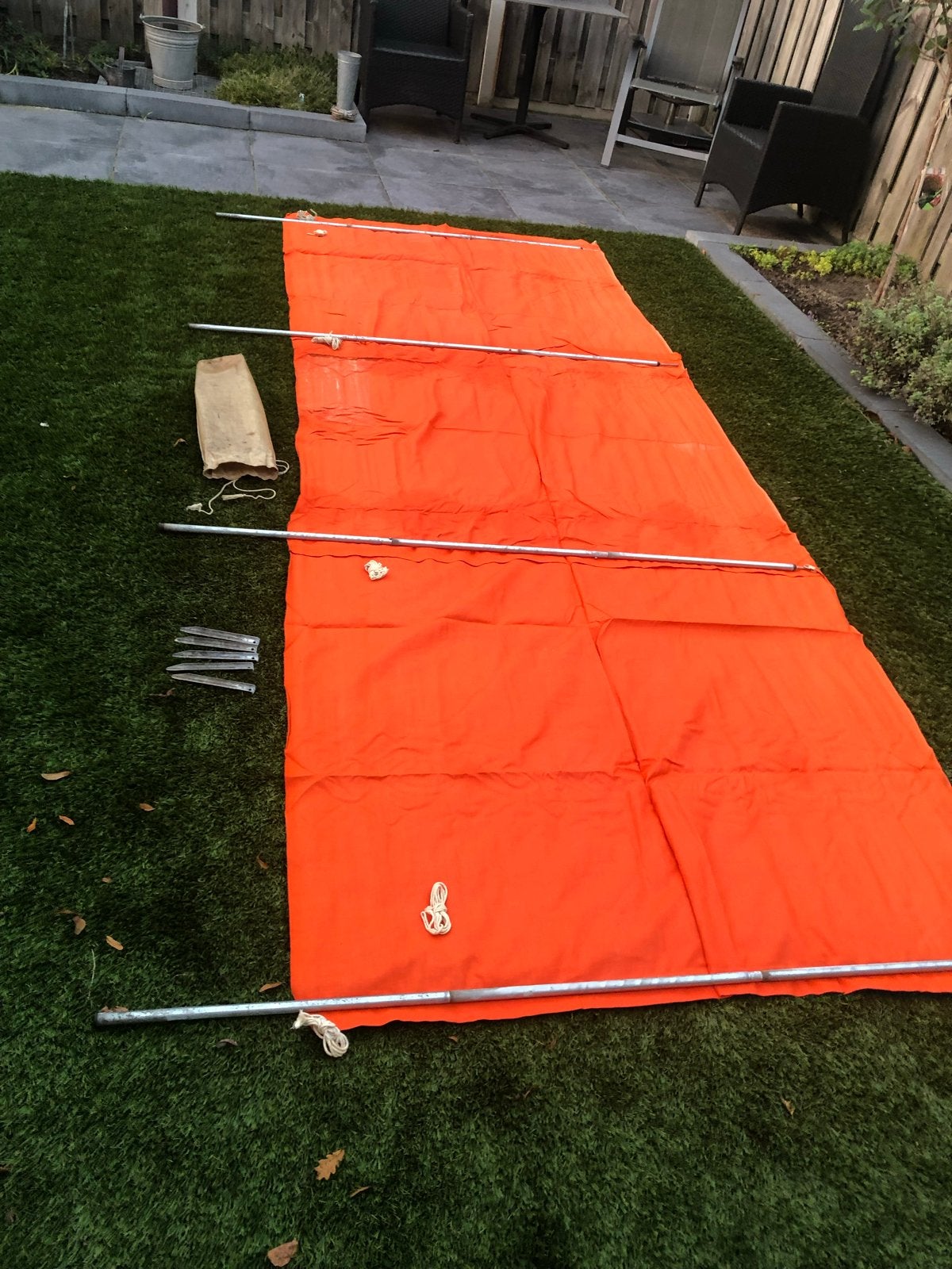Vintage windscherm oranje met stokken en haringen, Ophalen, Gebruikt