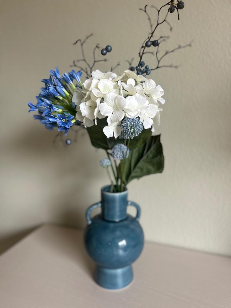 Vaas met zijde, Blauw, Aardewerk of Porselein, Ophalen of Verzenden, Zo goed als nieuw