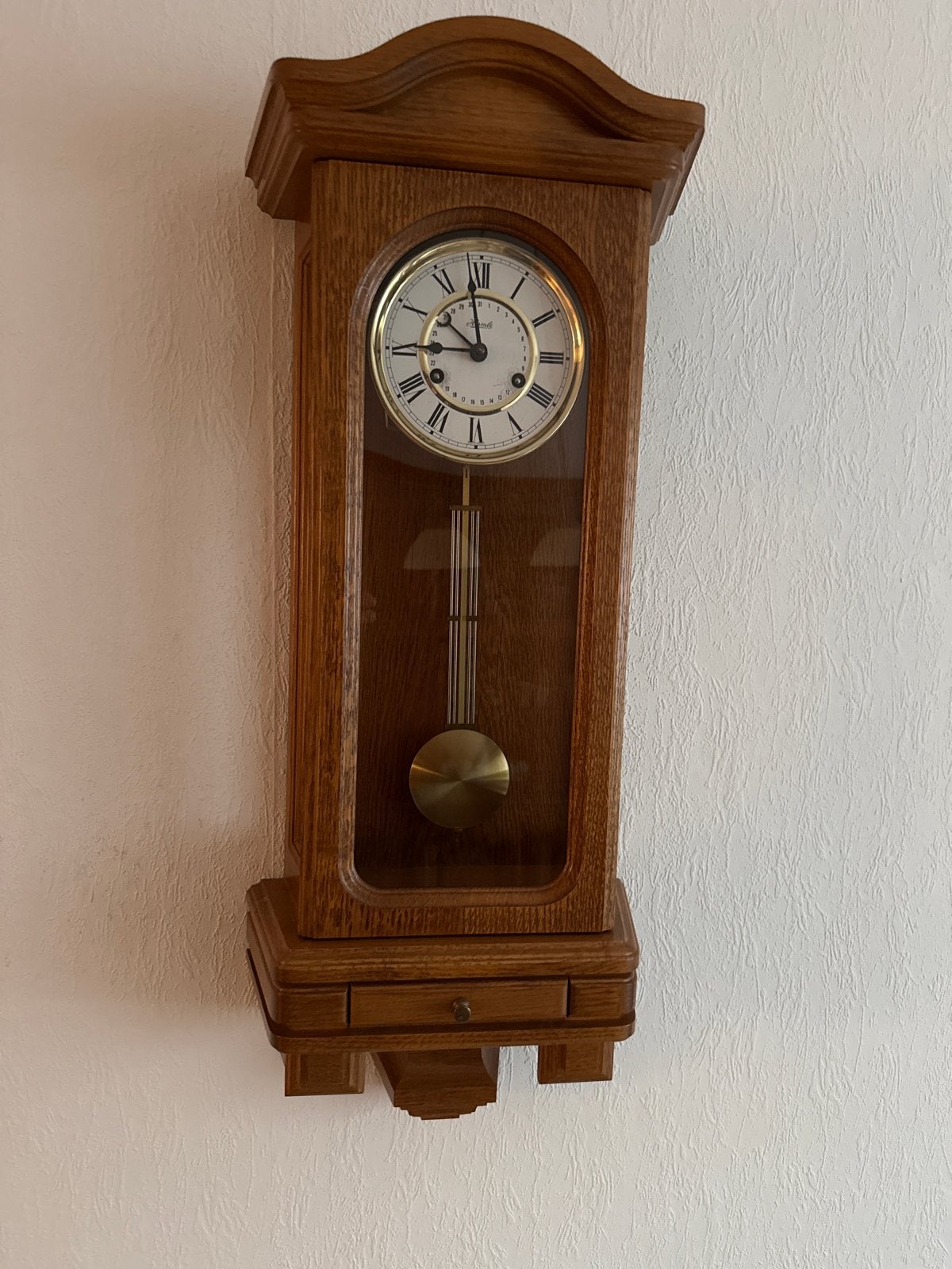 Prachtige Hermle wandklok met slinger en datumweergave, Ophalen