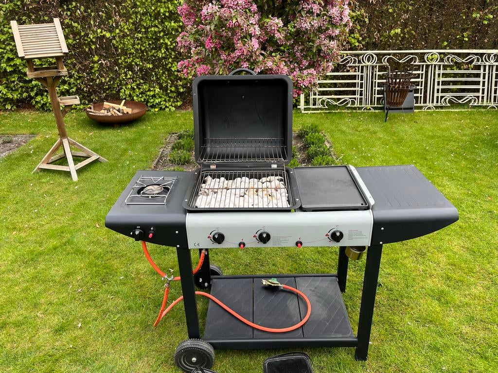 Gas bbq met zijbrander en bakplaat, inclusief lavastenen, Ophalen of Verzenden, Zo goed als nieuw