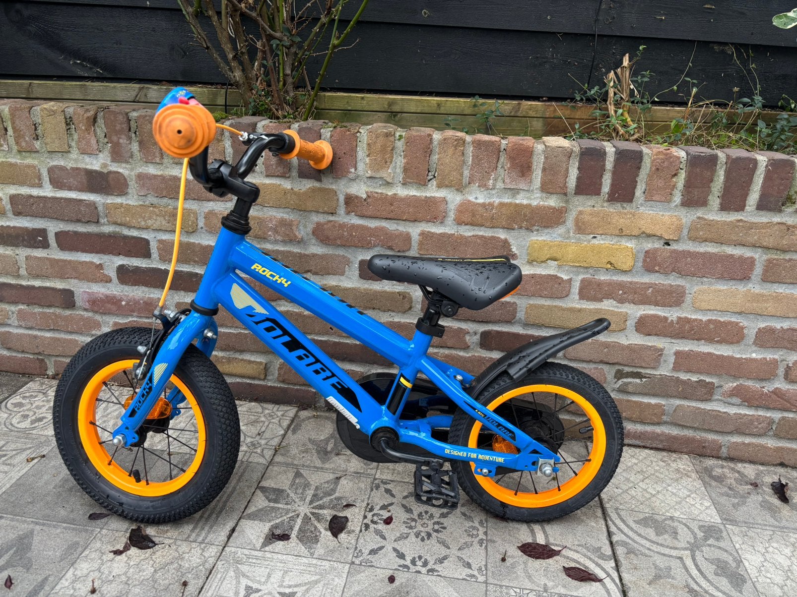 Volare Rocky kinderfiets 12 inch blauw, Ophalen, Terugtraprem, Zijwieltjes, Gebruikt
