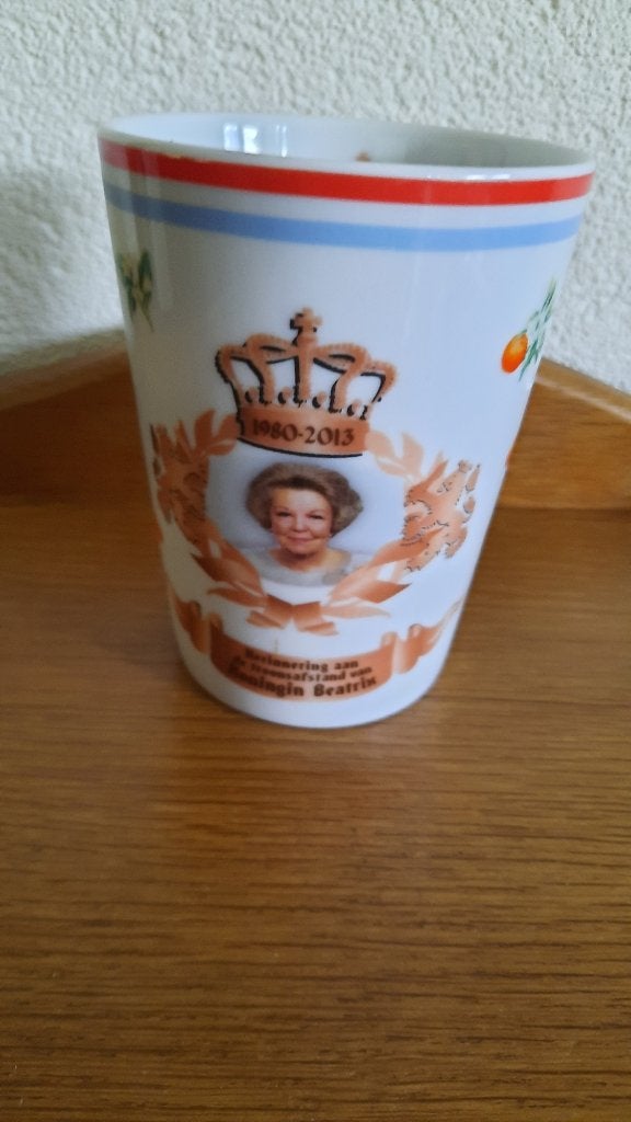 Beker, herinnering aan de troonafstand van Koningin Beatrix, Verzamelen, Koninklijk Huis en Royalty, Ophalen of Verzenden, Zo goed als nieuw