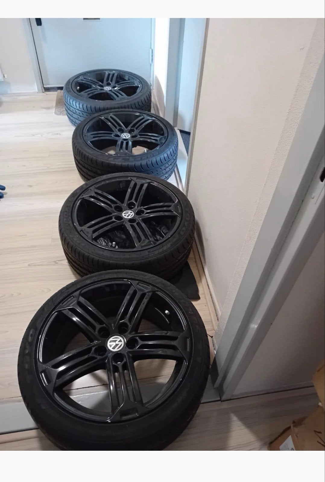 Set van 4 zwarte 18 inch velgen met zomerbanden VW, 18 inch, Gebruikt, Banden en Velgen, Ophalen of Verzenden