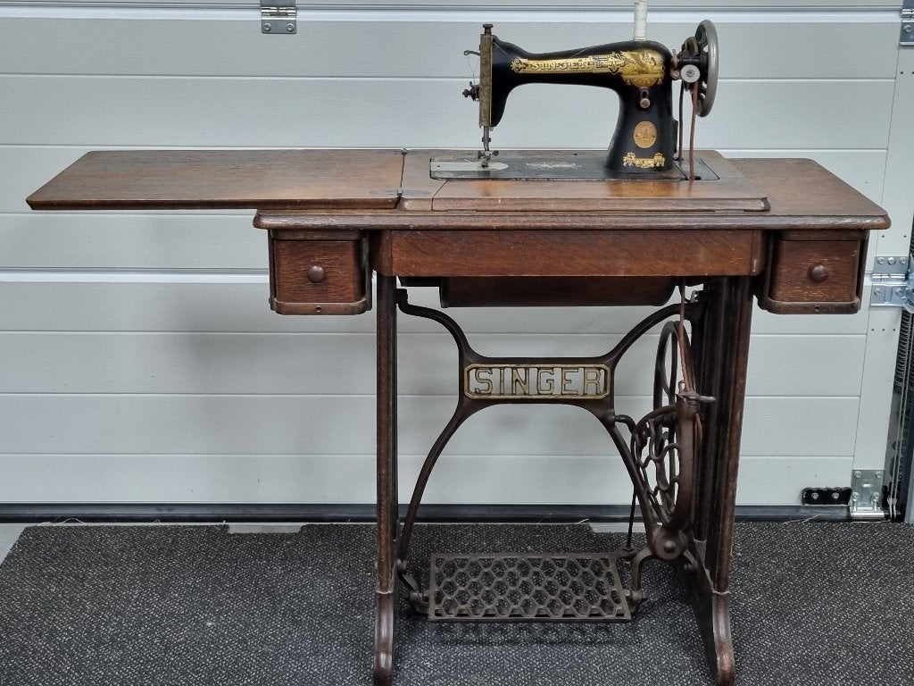 Singer antieke naaimachine op tafel, Ophalen