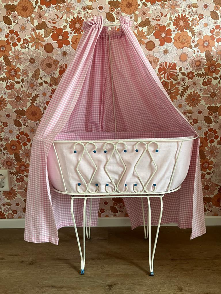 Vintage poppen Wieg - Roze Ruit, Ophalen, Zo goed als nieuw, Wieg