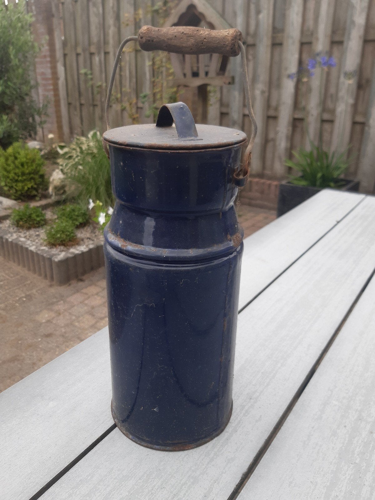 Antieke blauwe emaille melkbus met houten handvat, Ophalen of Verzenden