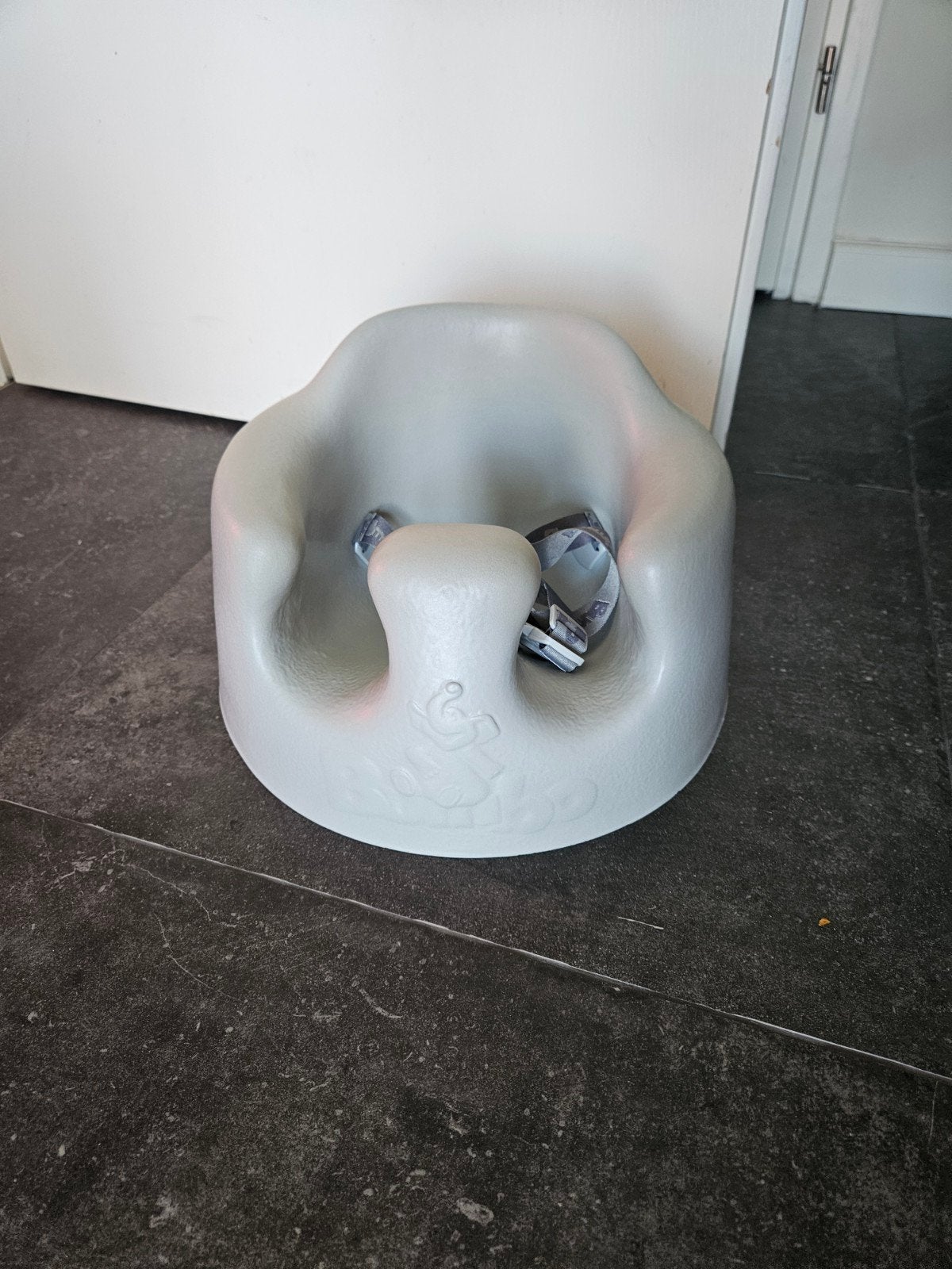 Bumbo stoeltje met riempje - Grijs, Ophalen of Verzenden, Gebruikt, Overige typen, Gordel(s)
