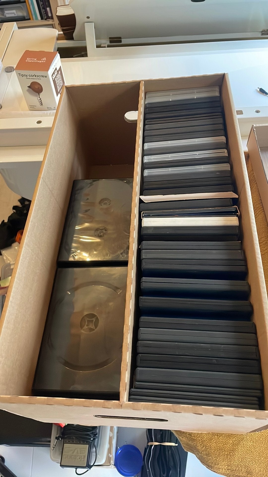 Dvd Opberg doos met 50 lege dvd doosjes. Mag weg voor weinig, Ophalen, Gebruikt