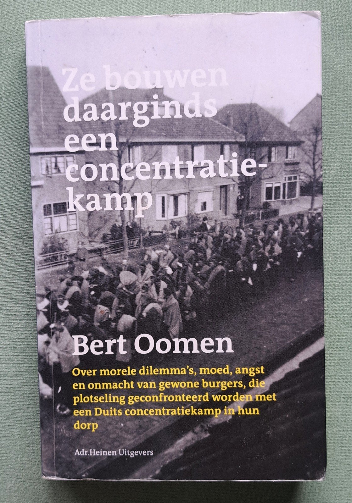 Ze bouwen daarginds een concentratiekamp - Vught, Tweede Wereldoorlog, Bert Oomen, Ophalen of Verzenden, Zo goed als nieuw