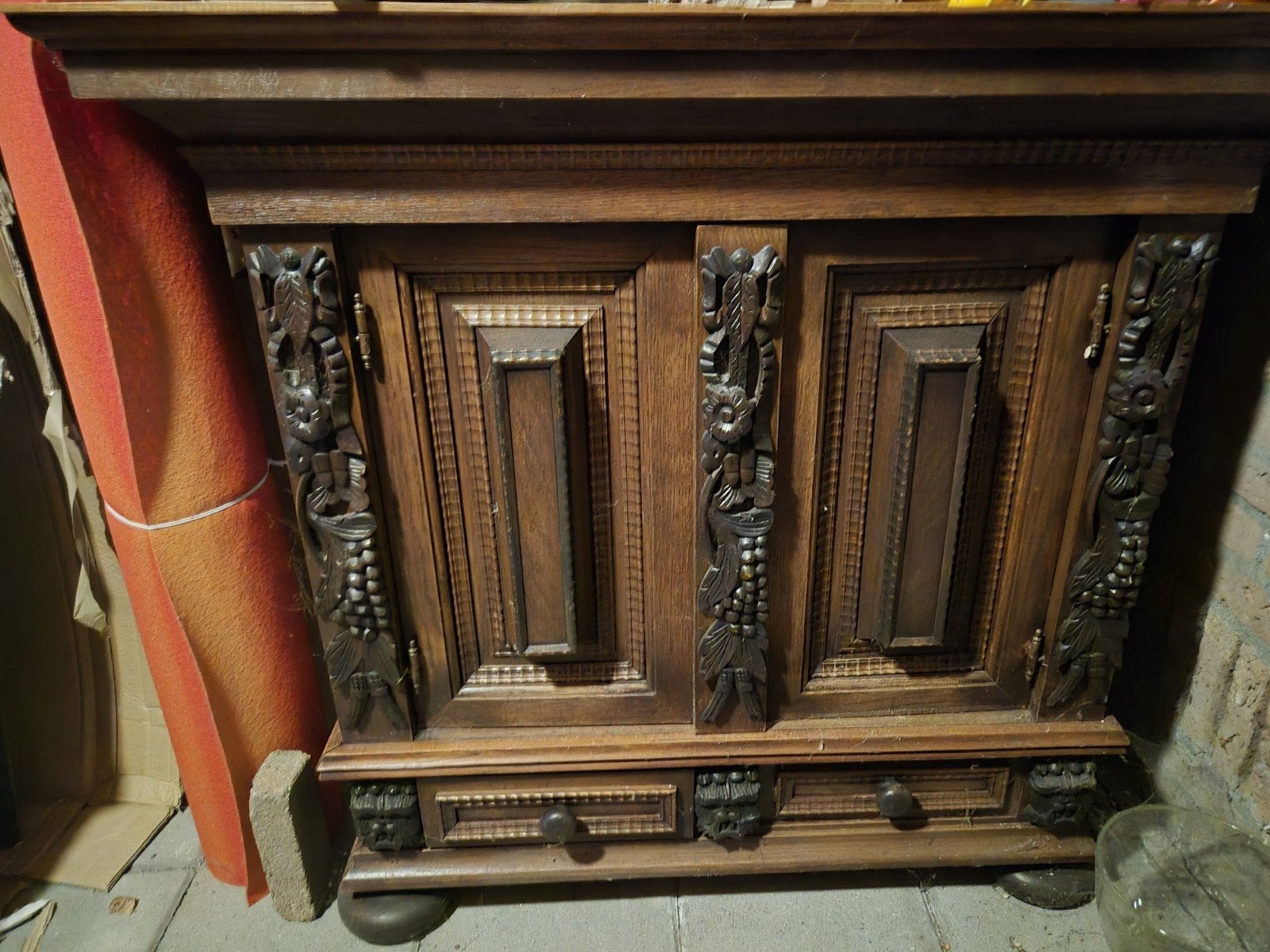 rankenkast houtsnijwerk, Ophalen