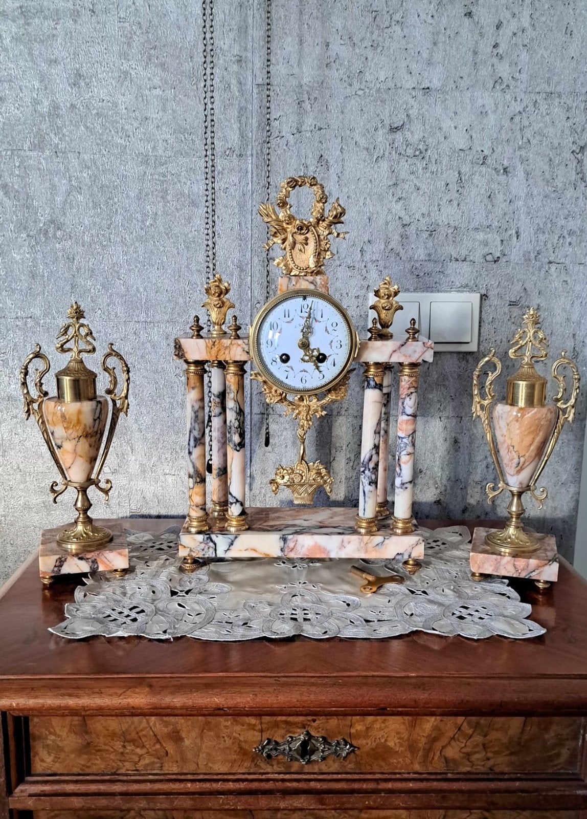 Antieke Marmeren Schouwklok met Bronzen Ornamenten, Antiek en Kunst, Ophalen of Verzenden
