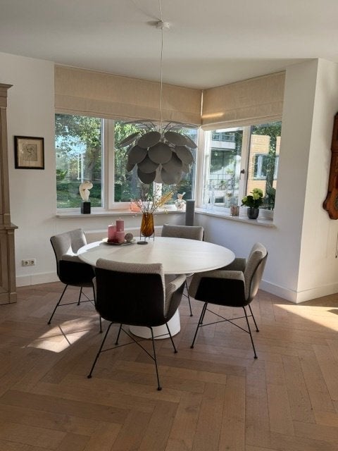 Foto 7 van Design Eetkamertafel COR Conic / Alvo stoelen en hanglamp