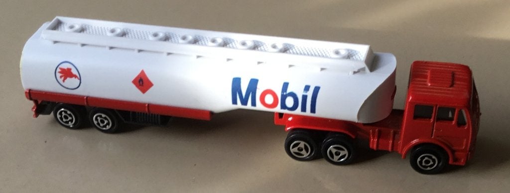 Majorette 1:100 # 364 TANKWAGEN " MOBIL " rood/wit, Hobby en Vrije tijd, Modelauto's | 1:87, Ophalen of Verzenden, Zo goed als nieuw