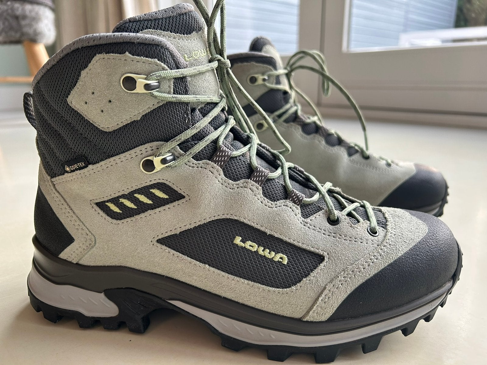 Lowa bergschoenen nieuw, voor schoenmaat 39, Sport en Fitness, Ophalen of Verzenden, Nieuw, Schoenen
