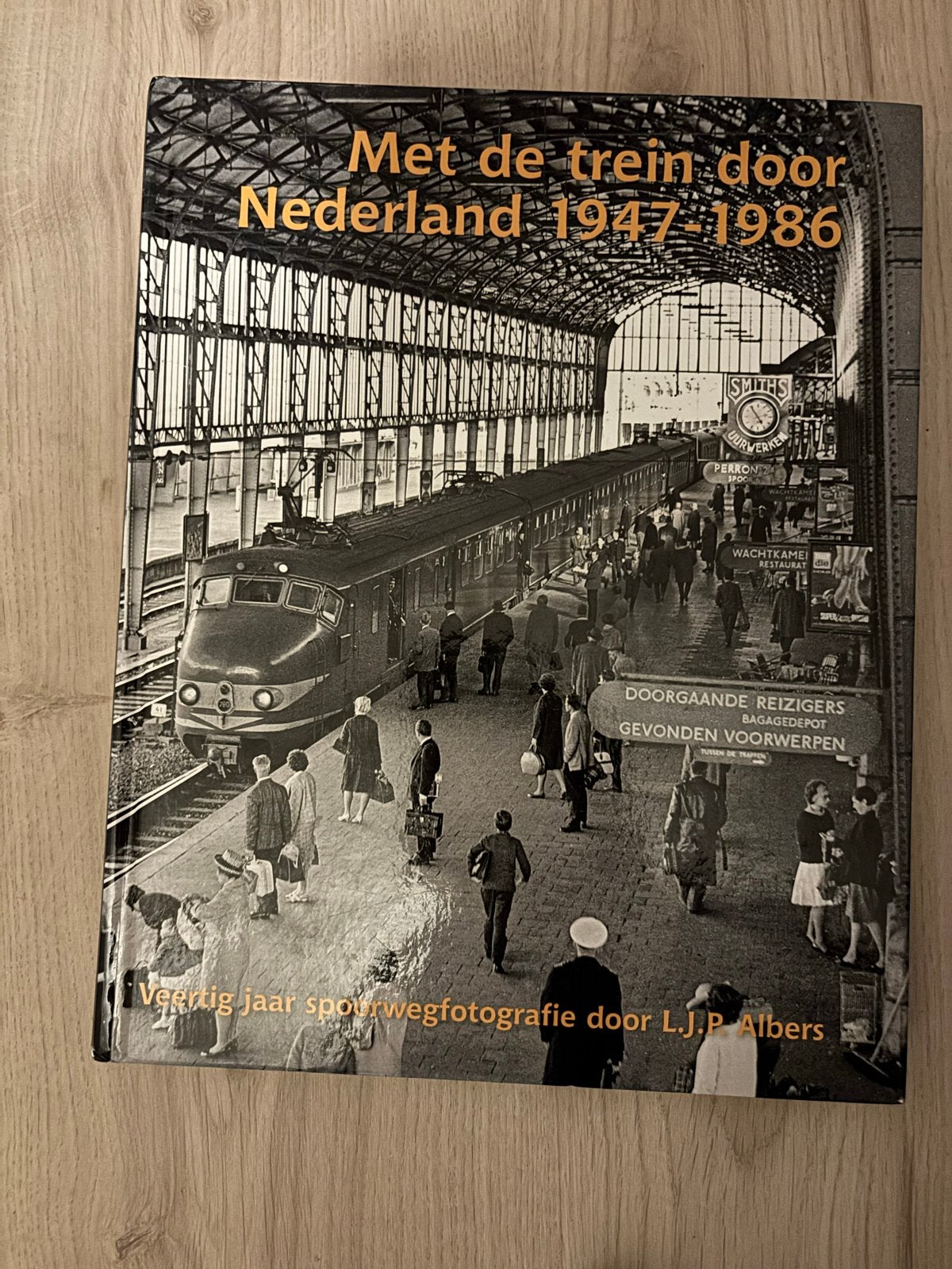 Met de trein door Nederland 1947-1986 - L.J.P. Albers, Verzamelen, Ophalen of Verzenden, Zo goed als nieuw, Trein, Overige typen