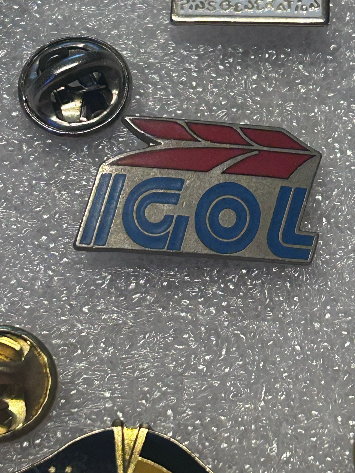 Vintage IGOL Pin - Olie/Brandstof Merk, Verzamelen, Ophalen of Verzenden, Gebruikt, Merk, Speldje of Pin