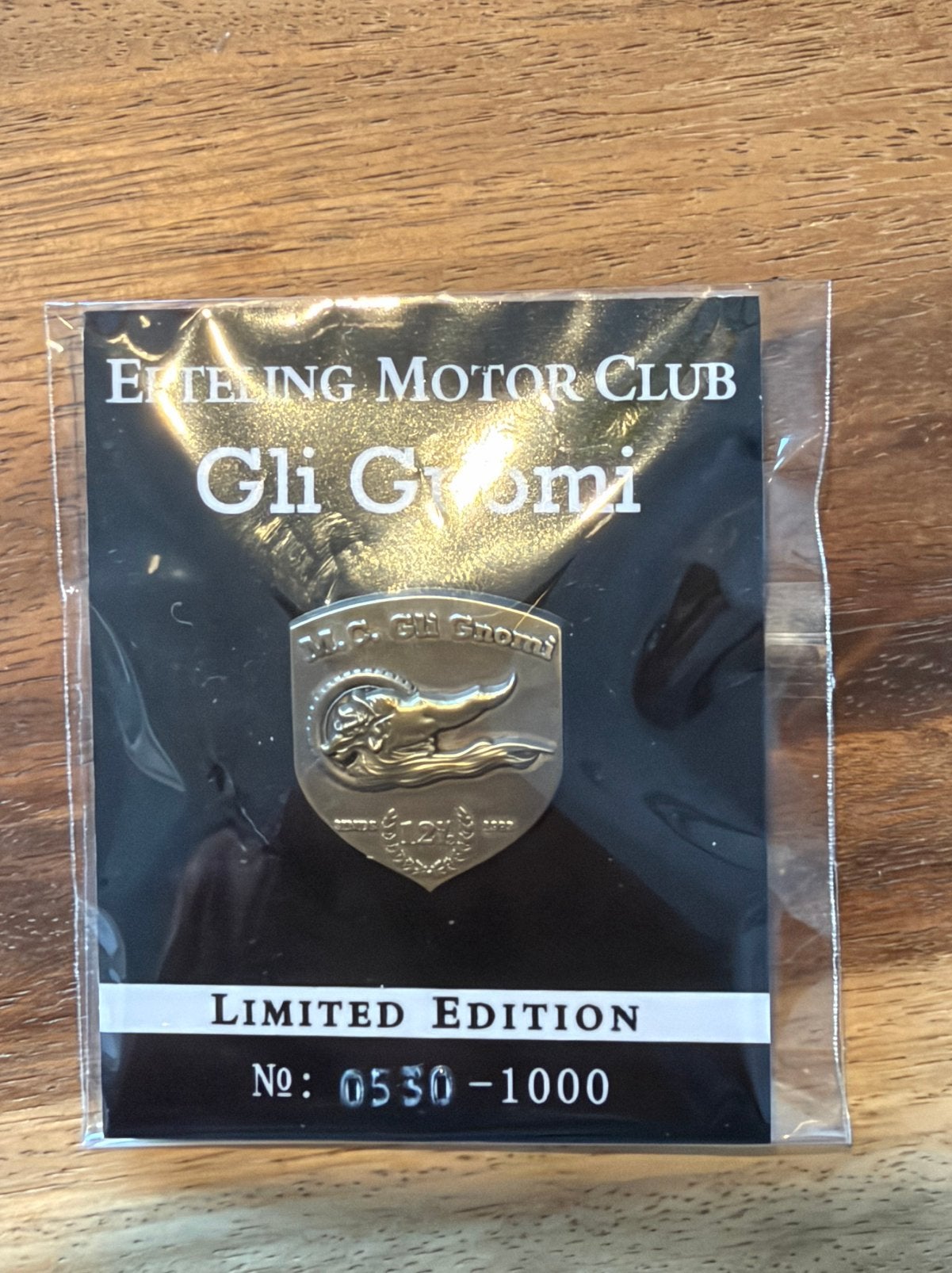 Efteling pin Gli Gnomi op orginele kaartje, Ophalen of Verzenden, Zo goed als nieuw, Button of Speldje