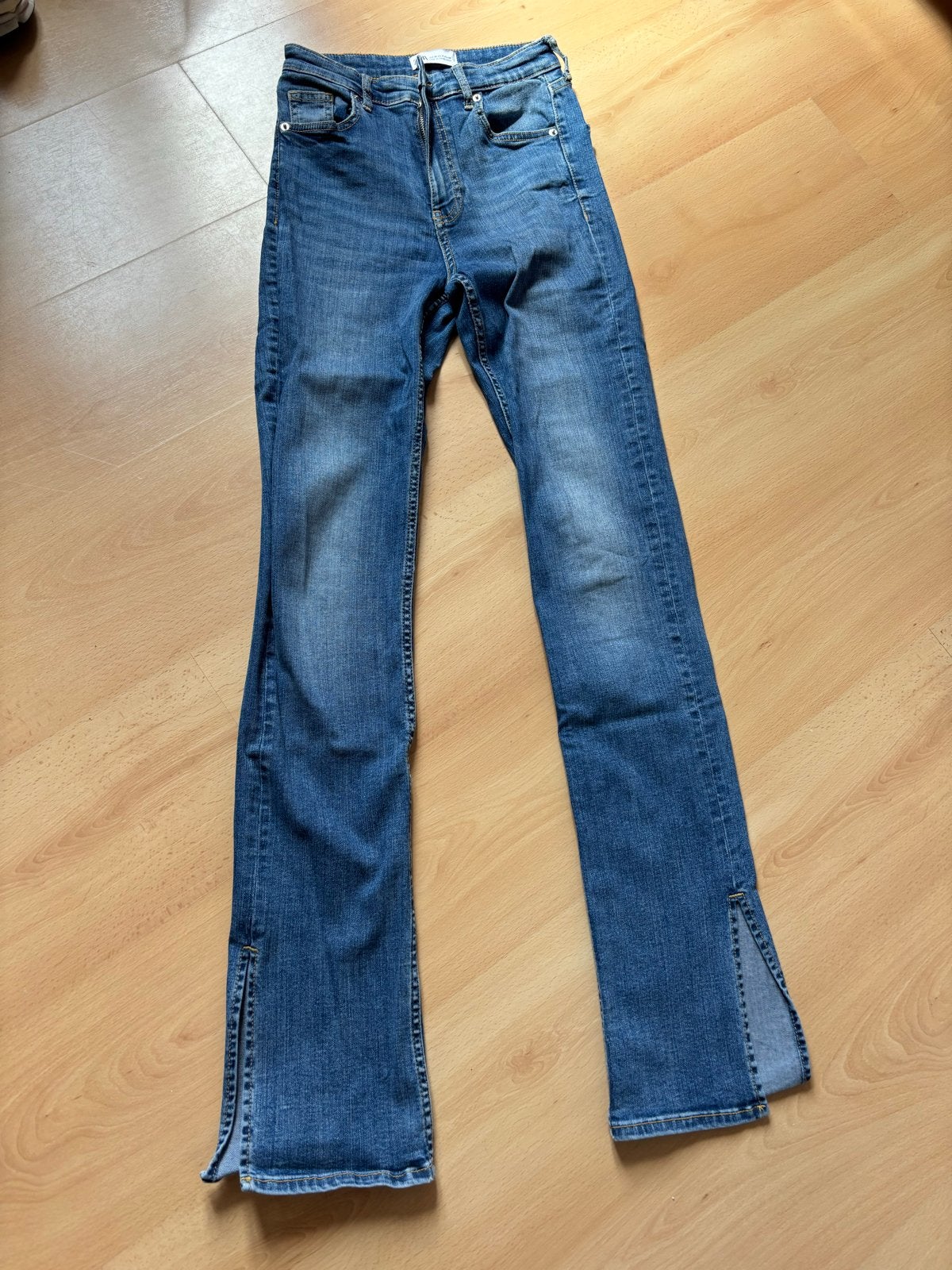Zara jeans met split - Maat W28/W29 (confectie 36), Kleding | Dames, Spijkerbroeken en Jeans, Zo goed als nieuw, W28 - W29 (confectie 36)