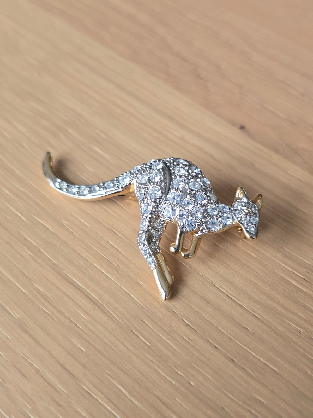 Vintage kangaroe broche afgezet met Swarovski stenen €15, Ophalen of Verzenden, Zo goed als nieuw, Goud, Overige materialen