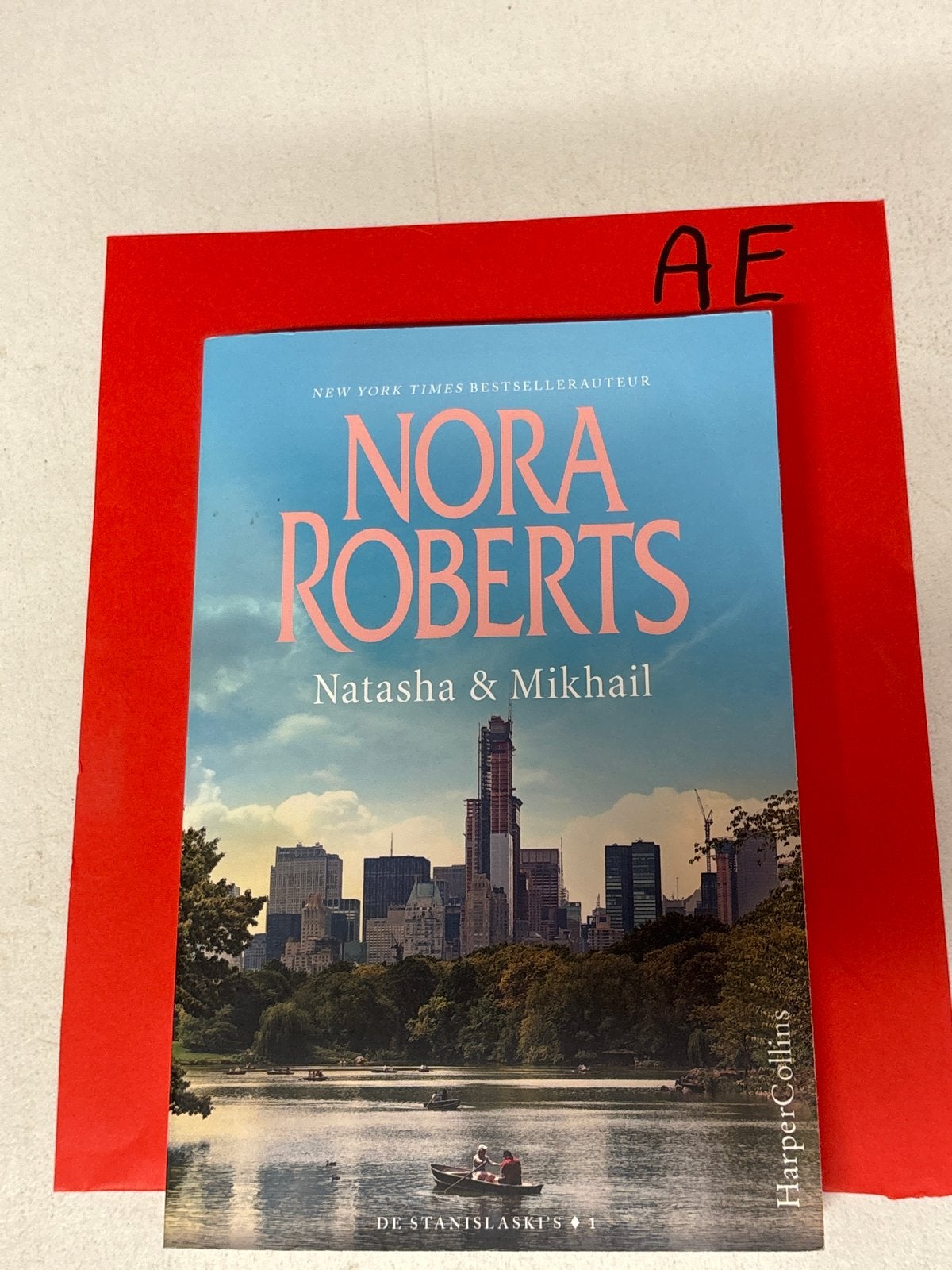 Nora Roberts - Natasha & Mikhail (De Stanislaski's #1), Ophalen of Verzenden, Zo goed als nieuw, Amerika