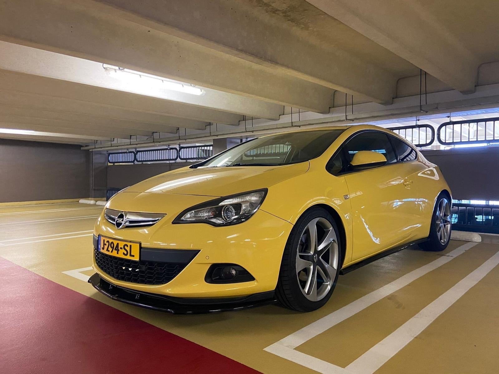 Foto 16 van Opel Astra 1.6 T 180PK Ecotec 2011 Geel