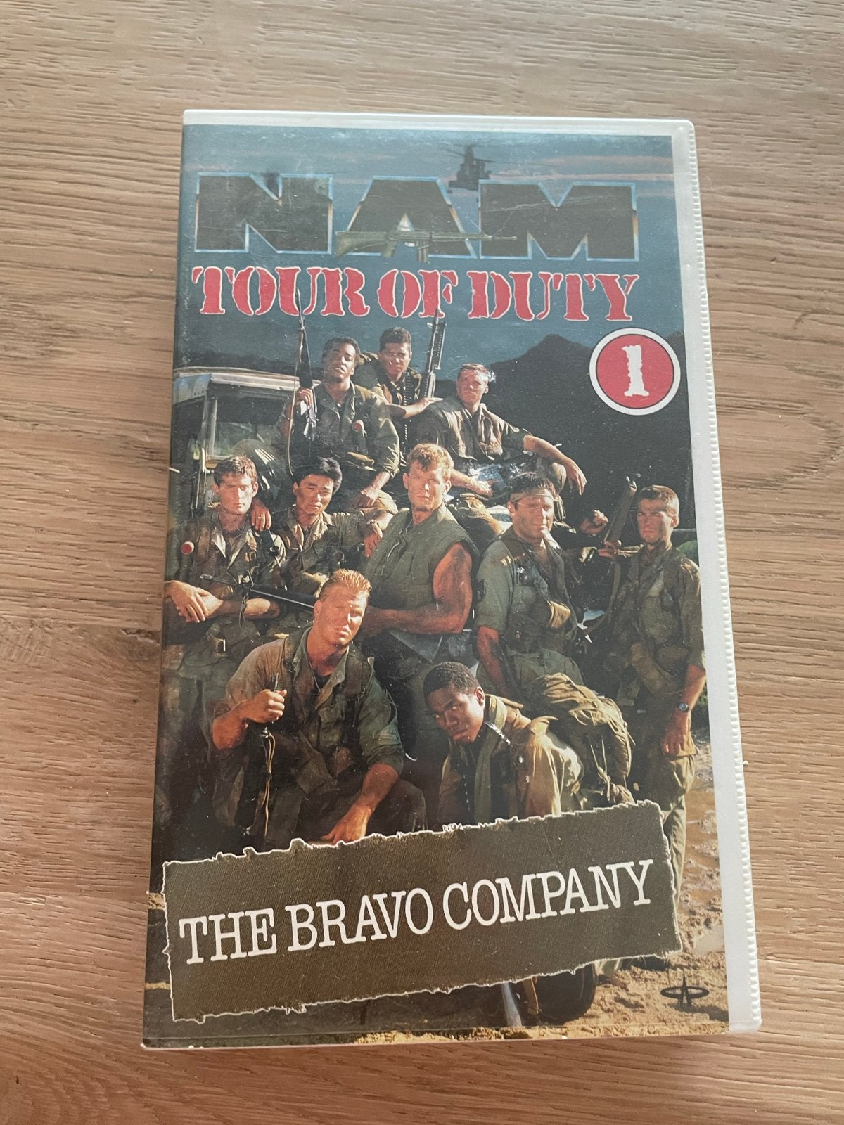 Videoband NAM Tour of Duty 1: The Bravo Company (VHS), Nederlands ondertiteld, Ophalen of Verzenden, Actie en Avontuur, Vanaf 12 jaar