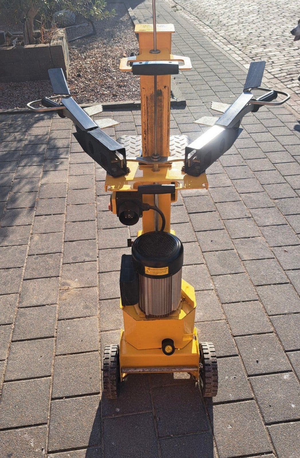 Houtklover huren €20 euro per dag 5.5 ton 230v, Ophalen, Zo goed als nieuw, Elektrisch, Handmatig