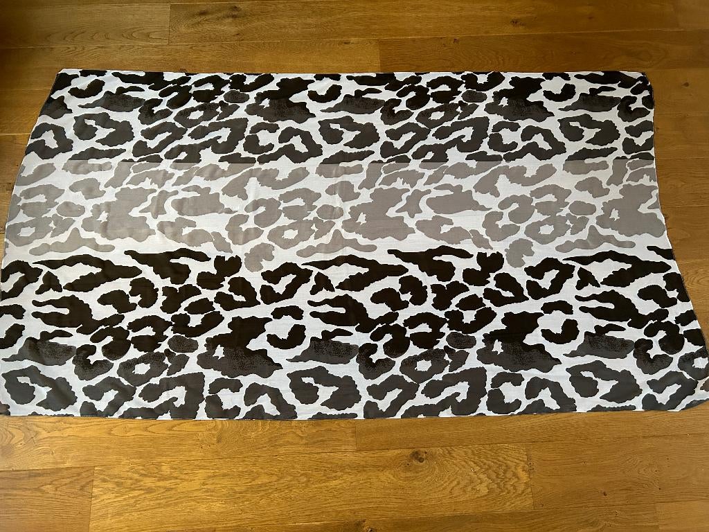 Grote zwart, grijs, witte sjaal 190 x 110 cm, Ophalen of Verzenden, Zo goed als nieuw, Maat 46/48 (XL) of groter, Sjaal