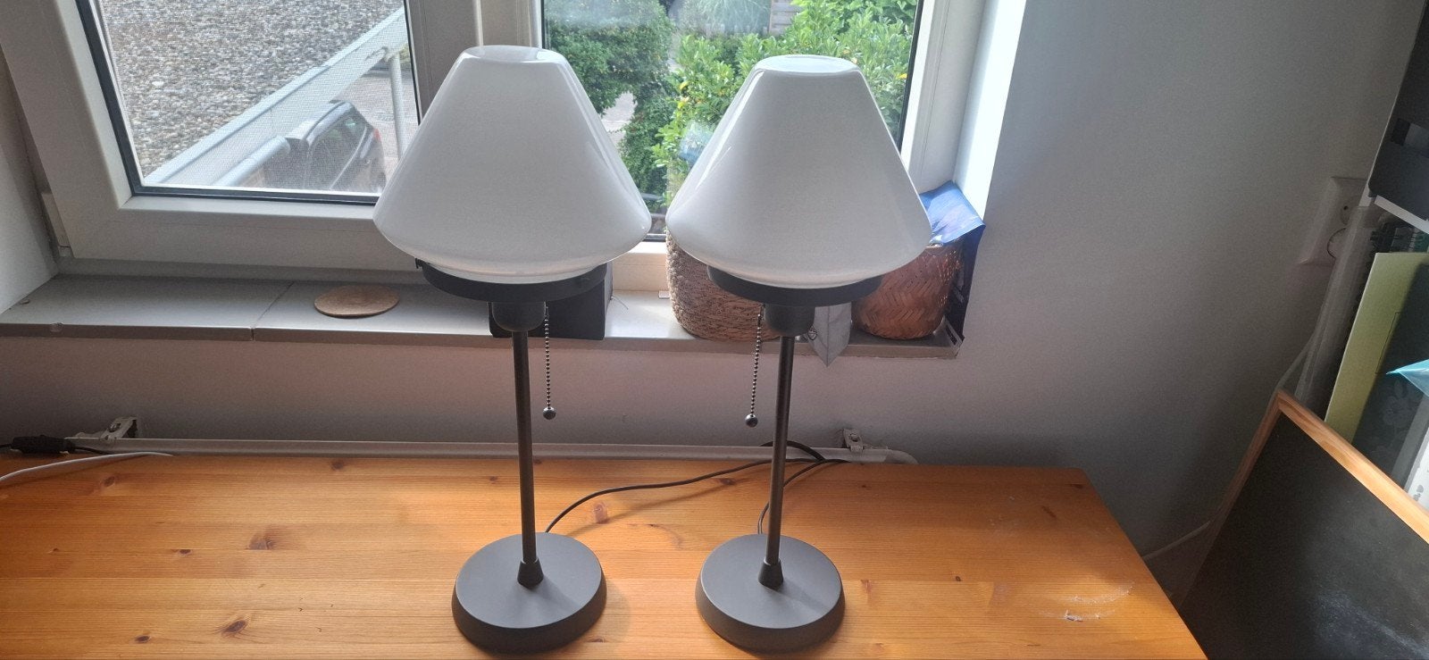 2x IKEA Tafellampen - Modern en Functioneel, Huis en Inrichting, Lampen | Tafellampen, Gebruikt, Ophalen of Verzenden, Glas, Grijs