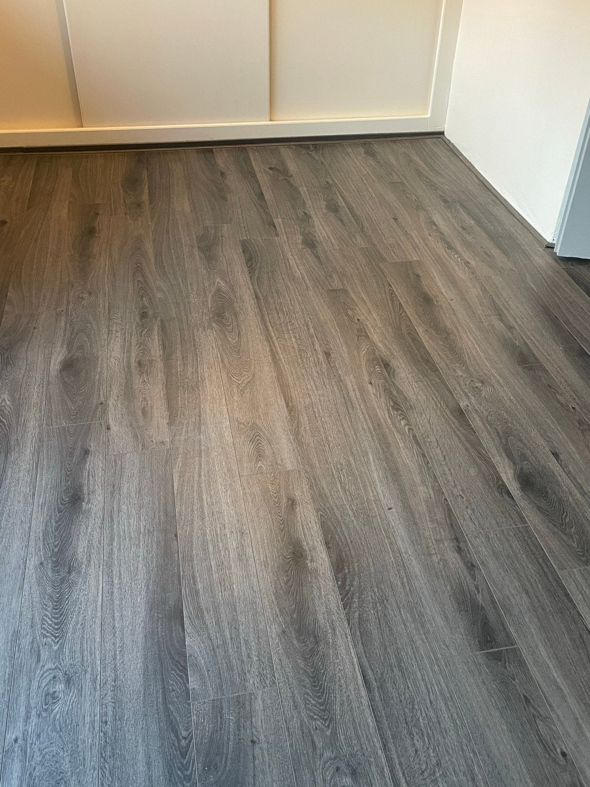 Donkergrijs laminaat, minstens 12m2, Ophalen, Gebruikt, 50 tot 150 cm, 10 m² of meer