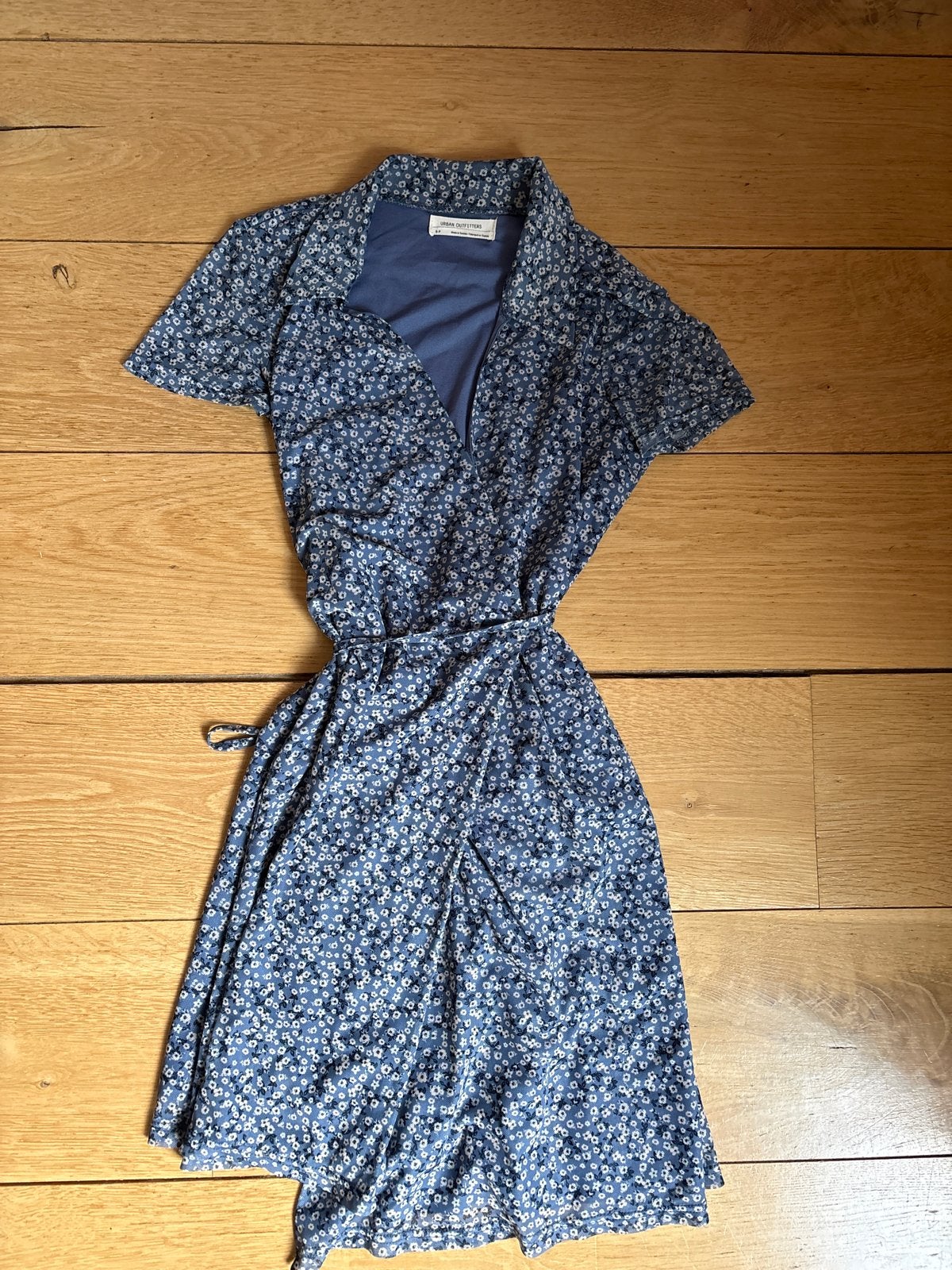 Urban Outfitters Wikkeljurk met Bloemenprint maat s, Blauw, Ophalen of Verzenden, Knielengte, Maat 36 (S)