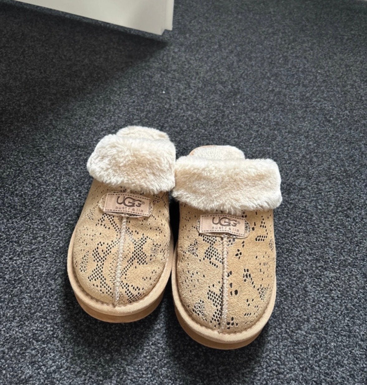 Comfortabele UGG dupe pantoffels - Maat 37/38, Kleding | Dames, Ophalen of Verzenden, Zo goed als nieuw, Beige, Pantoffels of Sloffen