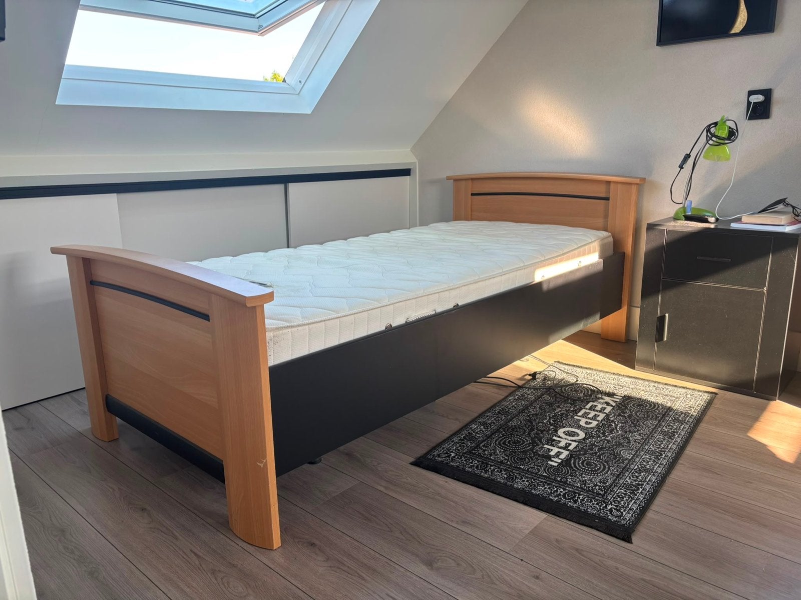 Seniorenbed met volledig elektrisch verstelbare bodem, Huis en Inrichting, Slaapkamer | Bedden, Ophalen, 90 cm, Eenpersoons, Bruin