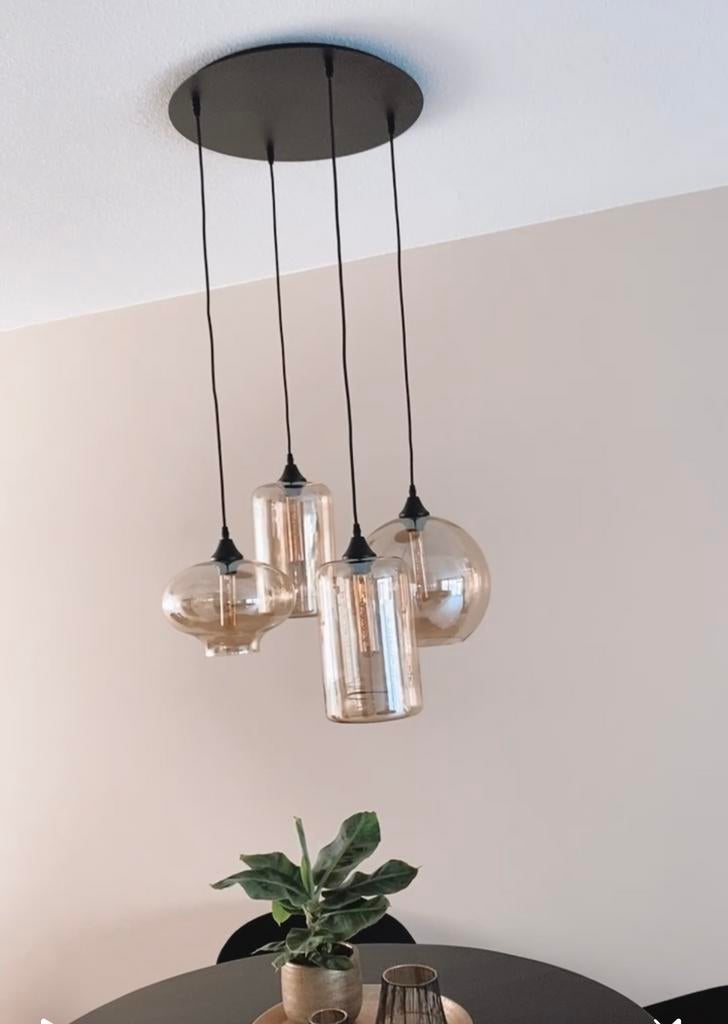 Moderne hanglamp met 4 amberkleurige glazen bollen, Huis en Inrichting, Lampen | Hanglampen, Ophalen of Verzenden, Zo goed als nieuw
