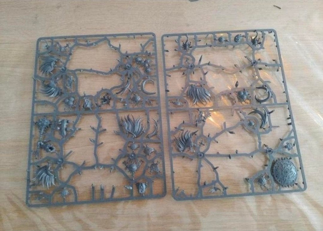 Rest sprue Warhammer: Age of Sigmar kragnos The End Of Empir, Hobby en Vrije tijd, Ophalen of Verzenden, Zo goed als nieuw, Warhammer