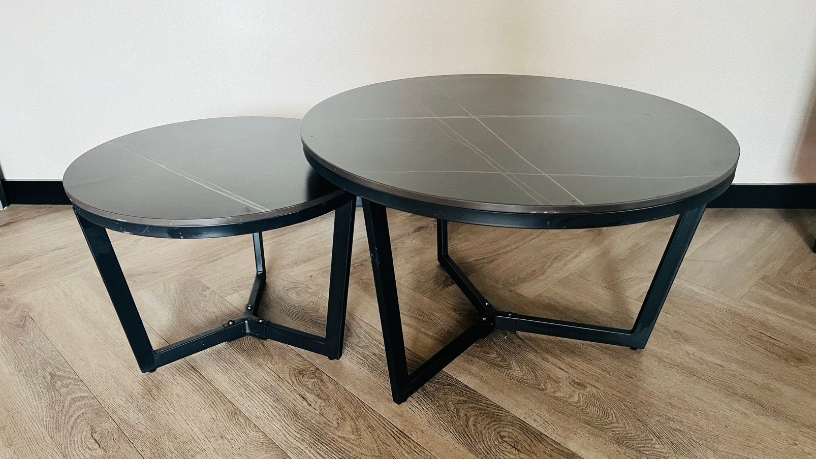 Twee zwarte salontafels met marmerlookblad, Ophalen, Gebruikt, Rond, 50 tot 100 cm