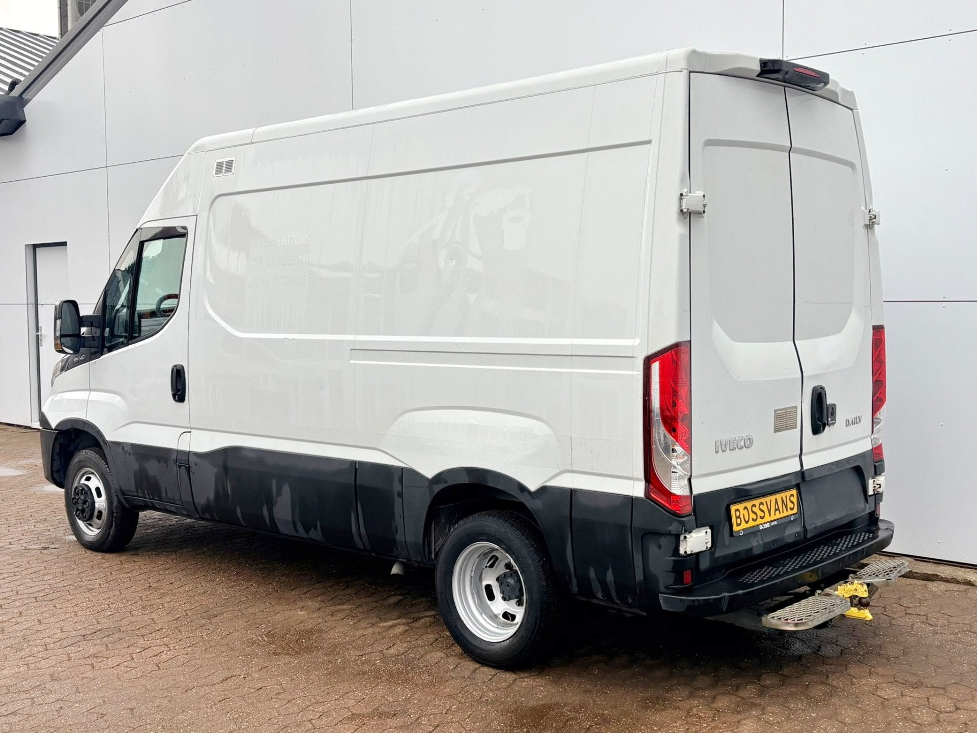 Iveco Daily 35C14 2.3 L2H2 Dubbellucht Airco Camera Trekhaak, Auto's, Bestelauto's, Gebruikt, Zwart, Iveco, Wit
