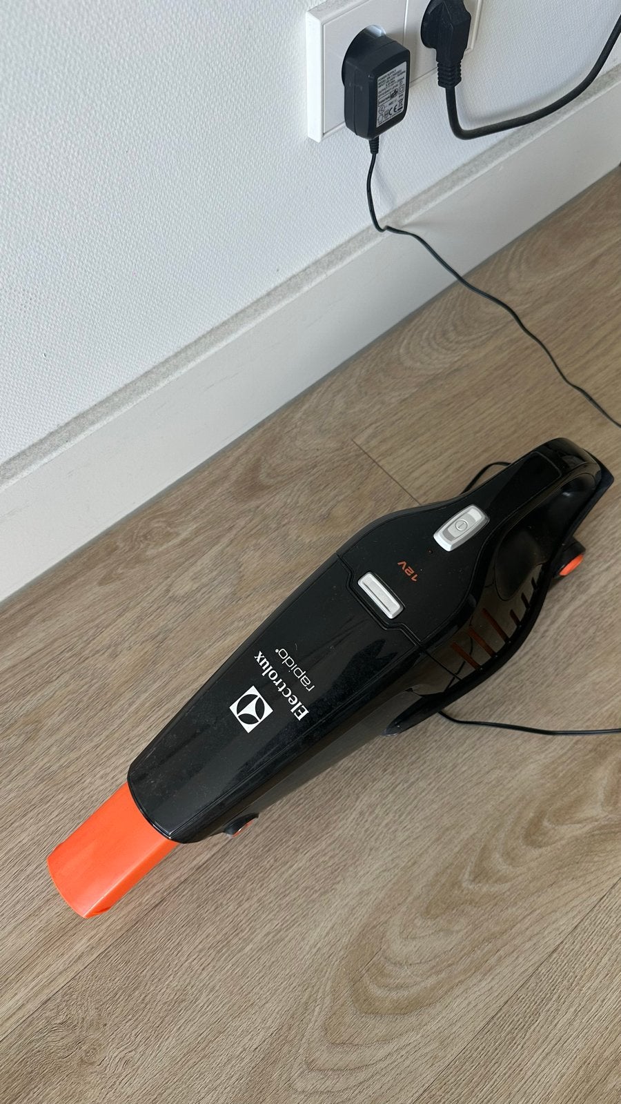 Electrolux 12V kruimeldief met laadstation, Ophalen, Overige merken, Gebruikt, Kruimeldief