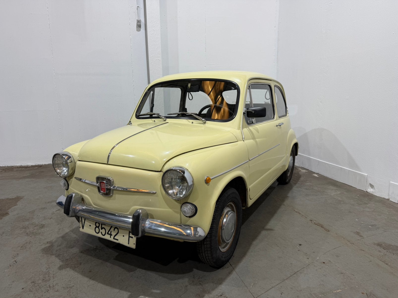 Seat 600 L especial 100% origineel en roestvrij!, Auto's, Seat, 4 cilinders, Beige, Leder, Bedrijf