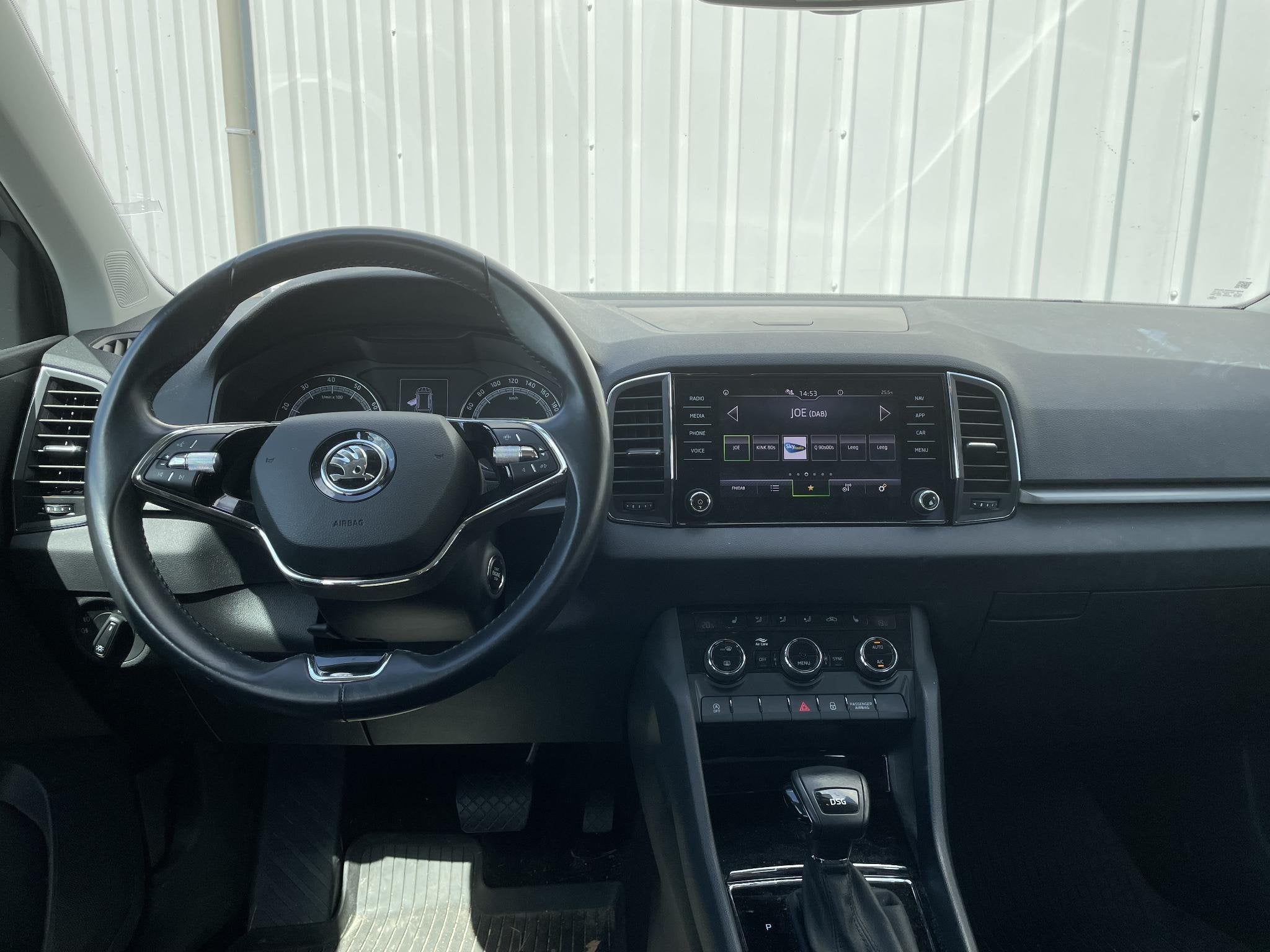 Skoda Karoq 1.5 TSI ACT Business Edition | Trekhaak | Parkee, Stof, 4 cilinders, Karoq, Bedrijf
