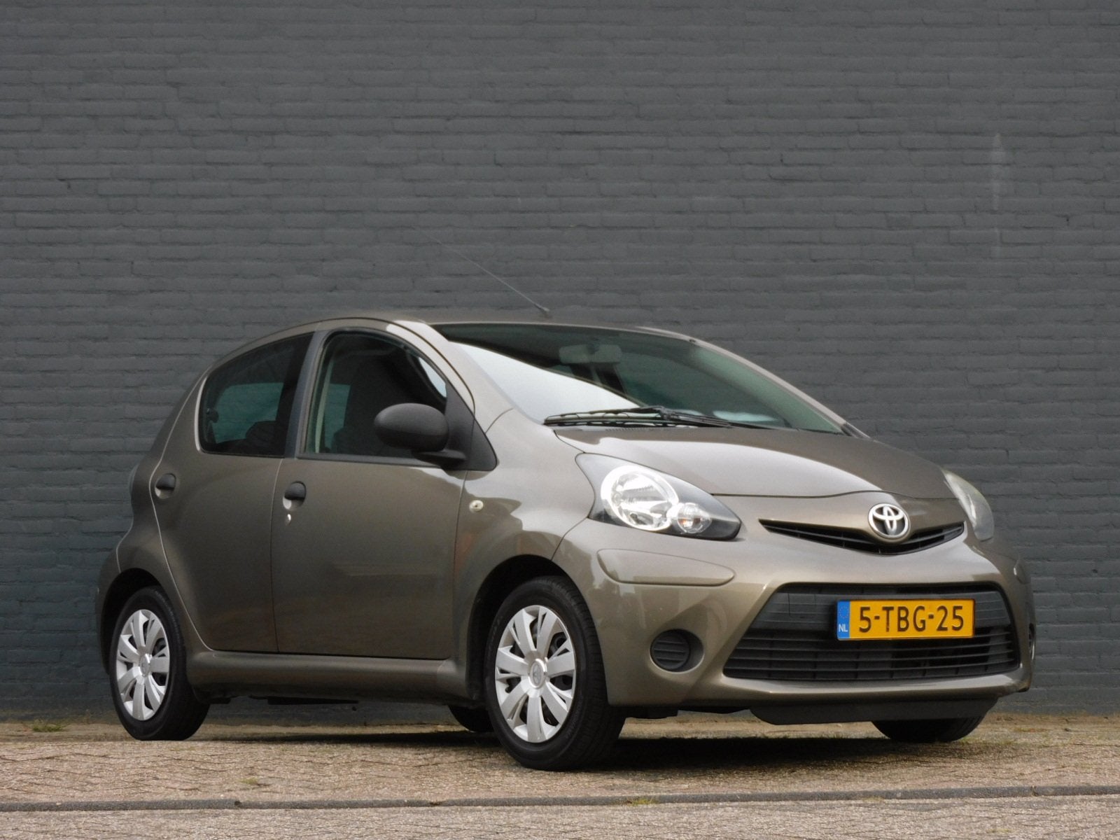 Toyota Aygo 1.0 VVT-i Now TOPSTAAT! 2e EIGENAAR! DEALER ONDE, Auto's, Voorwielaandrijving, Euro 5, Gebruikt, Zwart