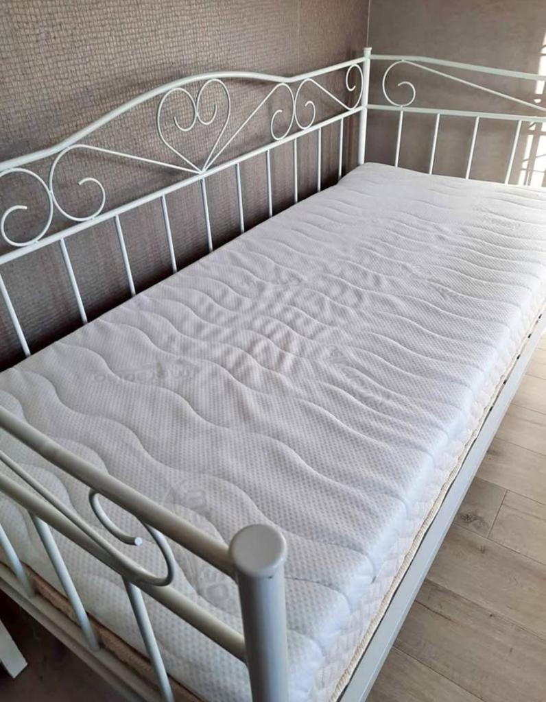 IKEA metalen bed 90x200 met nieuw matras, Huis en Inrichting, Slaapkamer | Bedden, Ophalen, 90 cm, Eenpersoons, Wit