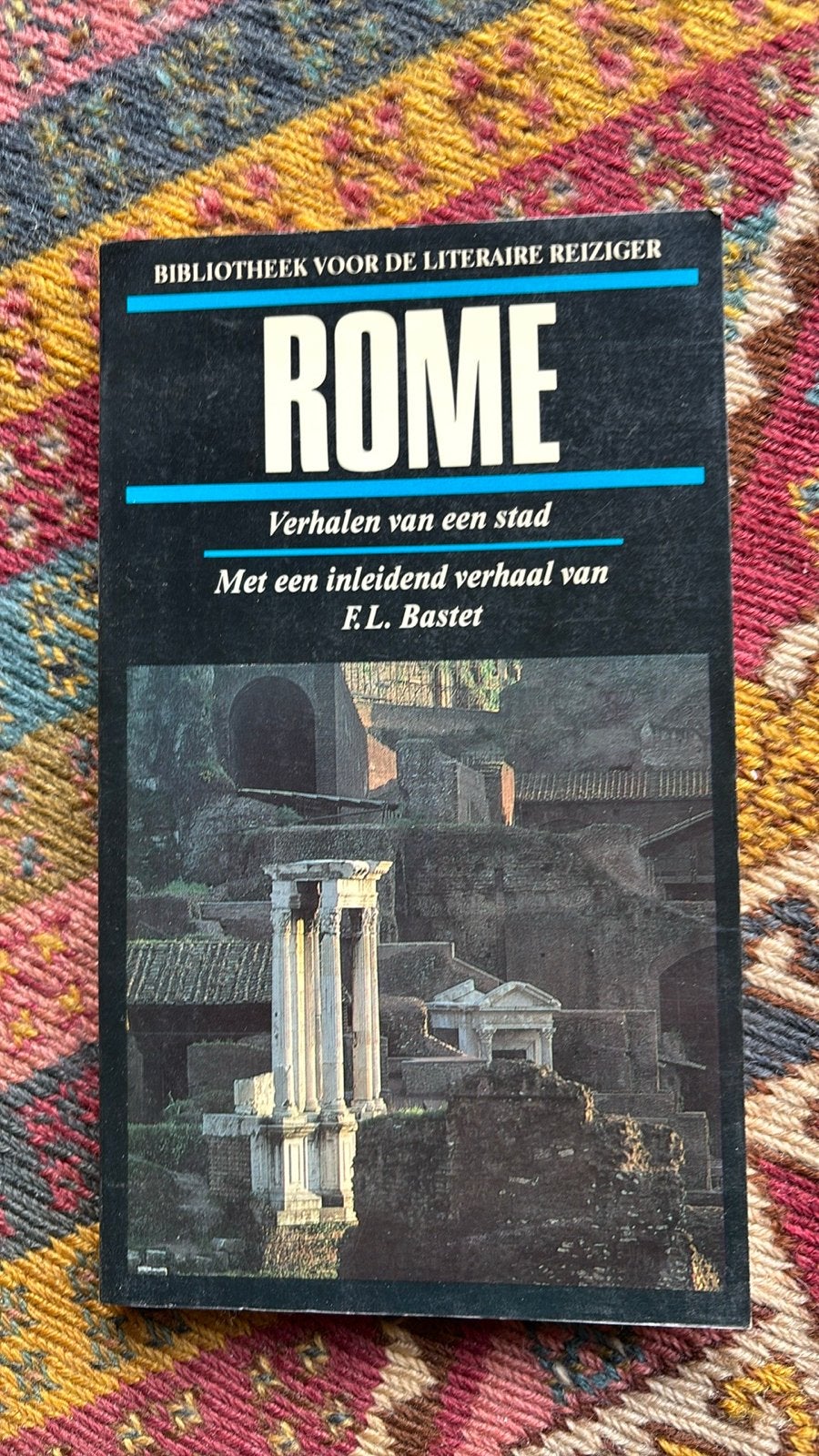 Rome: Verhalen van een stad - Bibliotheek Literaire Reiziger, Europa, Ophalen of Verzenden, Reisgids of -boek, Gelezen