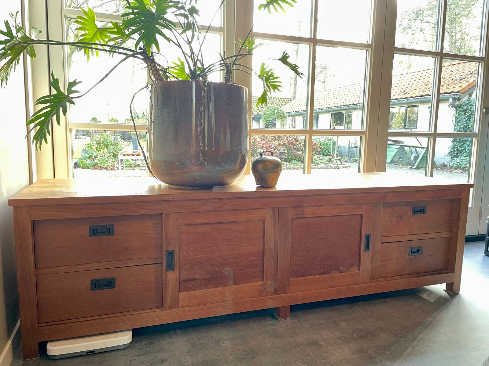 Teak houten kast met schuifdeuren en lichte kringen, Ophalen, Gebruikt, 150 tot 200 cm, Minder dan 100 cm