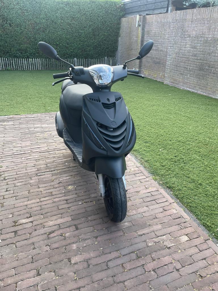 Piaggio Zip 50cc 4T 2025 garantie + accessoires, Fietsen en Brommers, Scooters | Piaggio, Ophalen, Maximaal 45 km/u, Zip, Zo goed als nieuw
