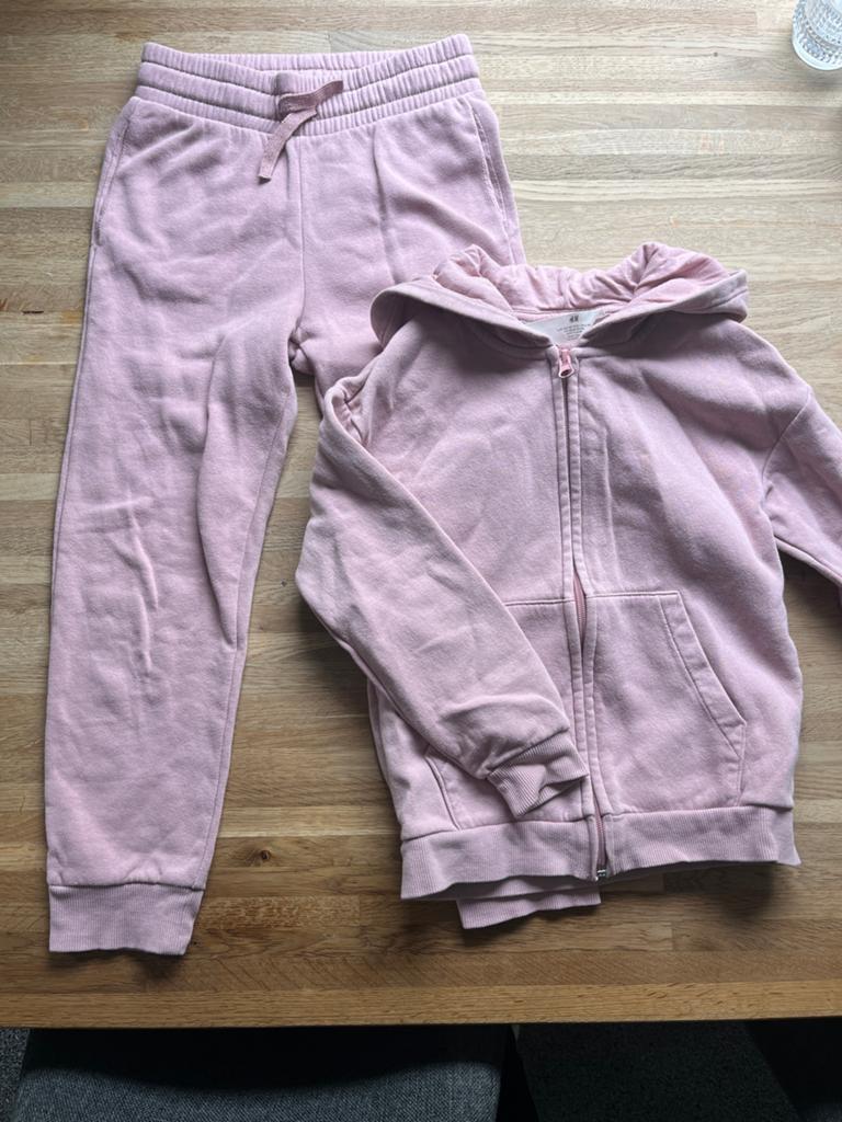 Leuk oudroze joggingpak - broek 128, vest 122/128, Kinderen en Baby's, Kinderkleding | Maat 128, Ophalen of Verzenden, Gebruikt